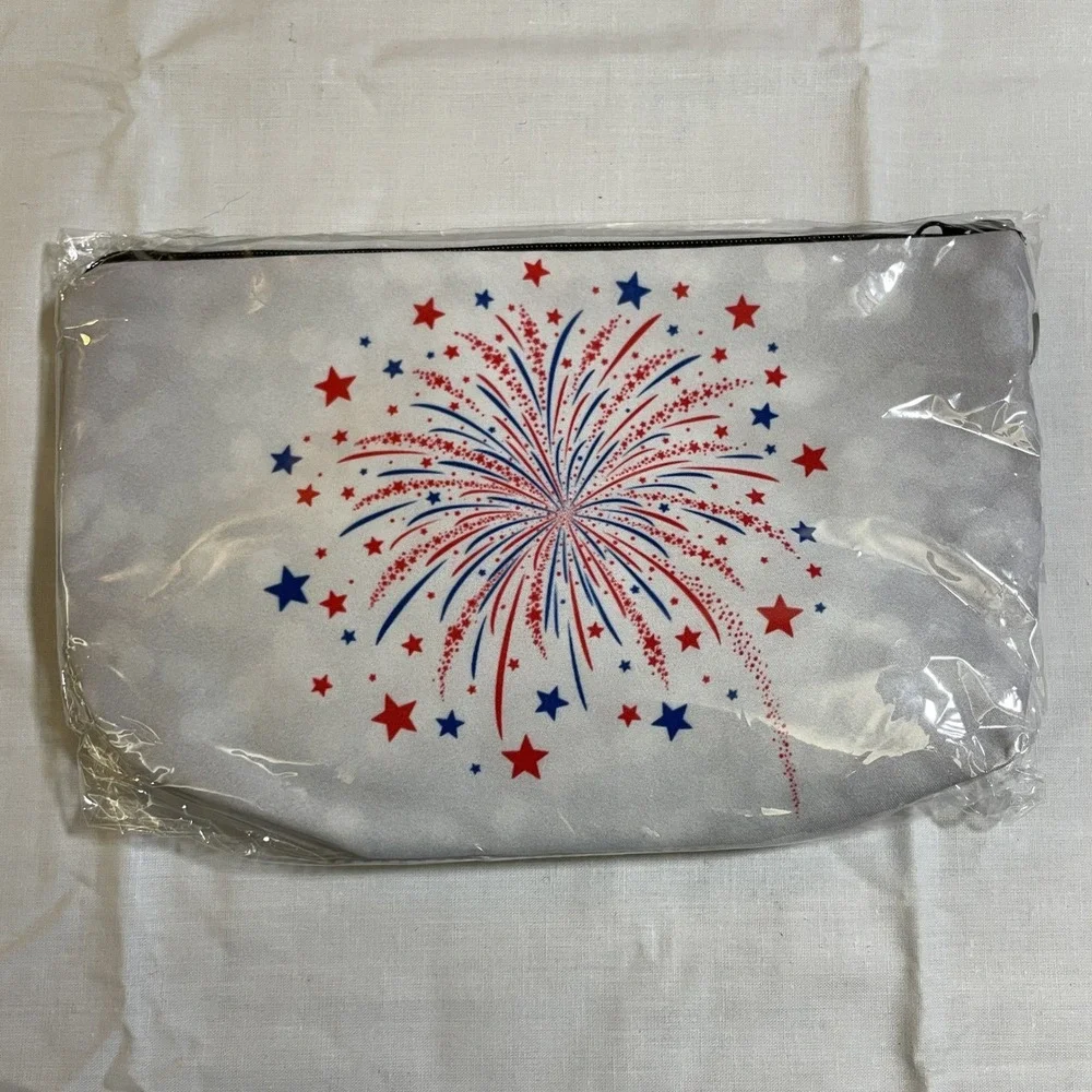 The Pouch Cosmetic Bag Women OS White NWT Patriotic‎ Heart Fireworks Zippered